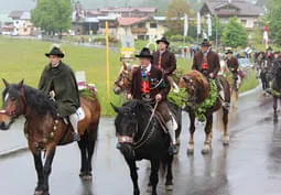 Schützen beim Antlaßritt Bild 9